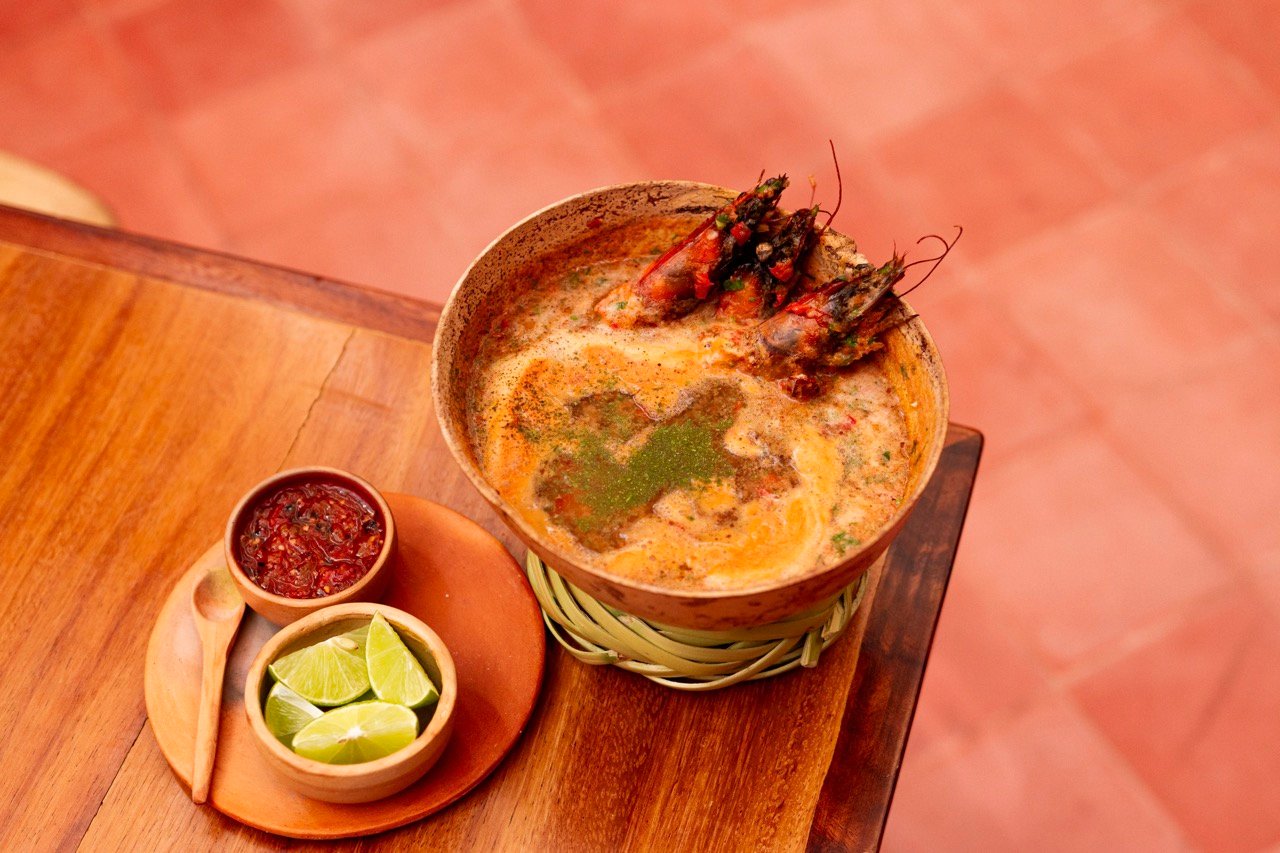 Platillo de Papalotl servido con limones y salsa
